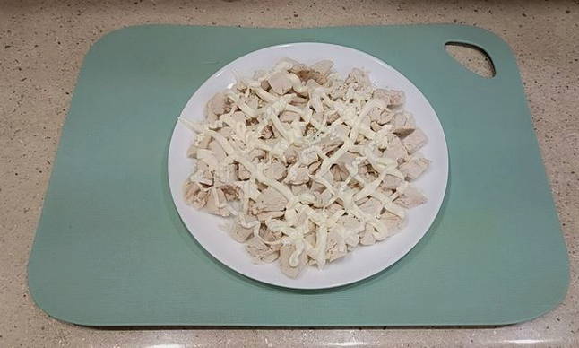 Салат «Мужские грезы» с курицей и ананасами