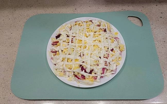 Салат «Мужские грезы» с курицей и ананасами