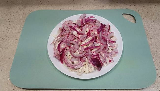 Салат «Мужские грезы» с курицей и ананасами