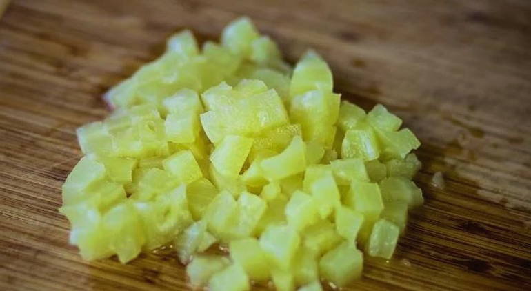 Салат «Мужские грезы» с курицей и ананасами