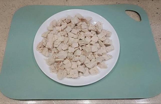 Салат «Мужские грезы» с курицей и ананасами