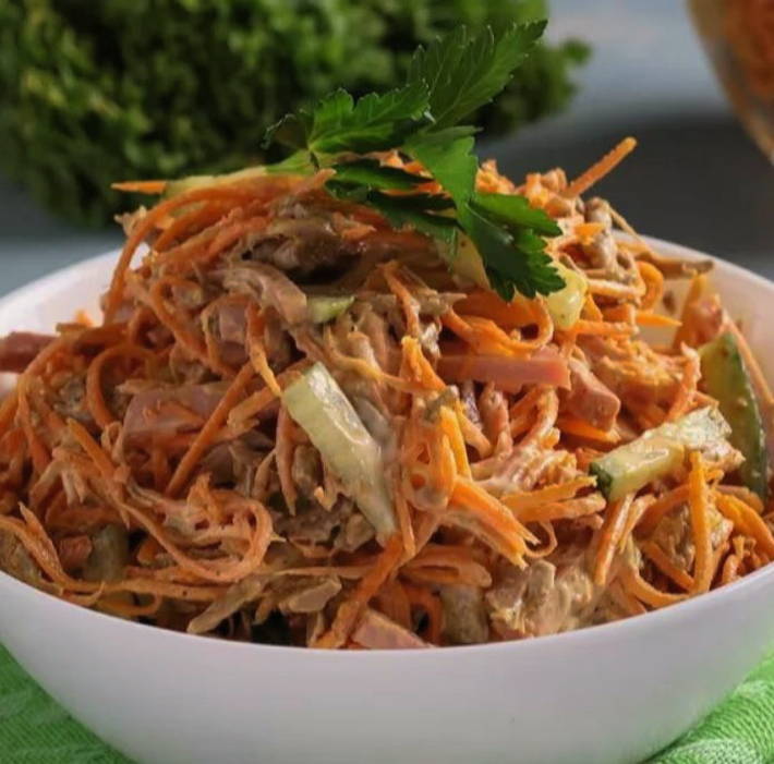 Салат «Модница» с корейской морковью и ветчиной
