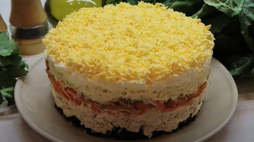 Салат «Марсель» с филе курицы, черносливом и корейской морковью