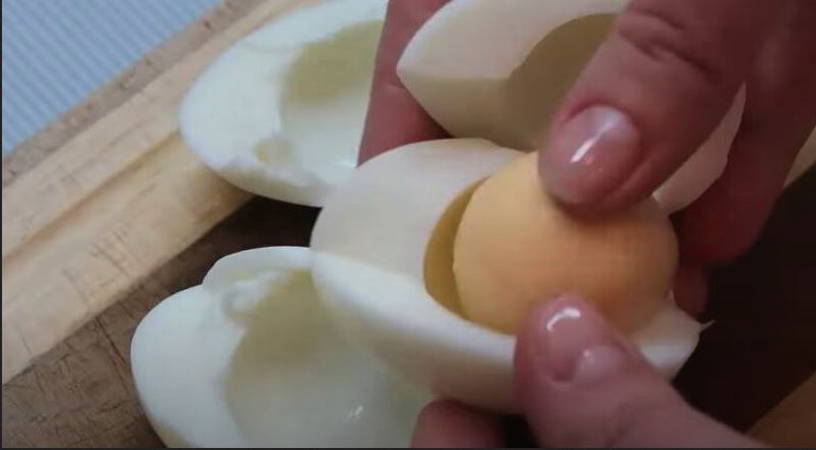 Салат «Марсель» с филе курицы, черносливом и корейской морковью
