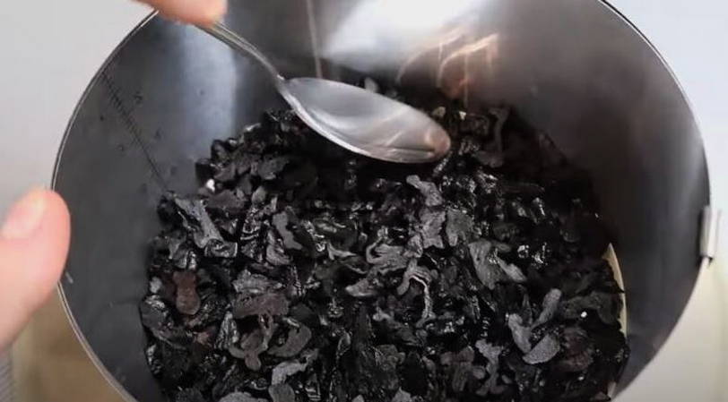 Салат «Марсель» с филе курицы, черносливом и корейской морковью