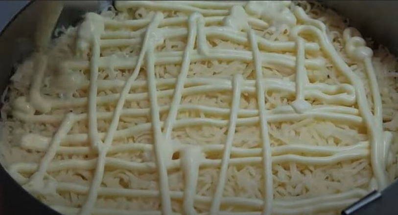 Салат «Марсель» с филе курицы, черносливом и корейской морковью