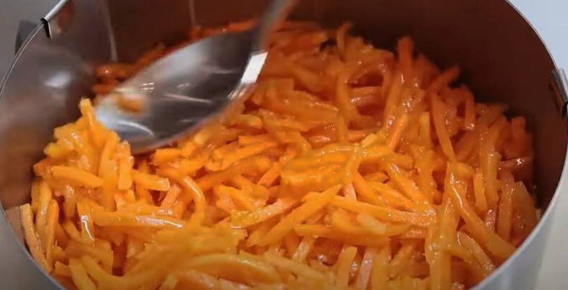 Салат «Марсель» с филе курицы, черносливом и корейской морковью