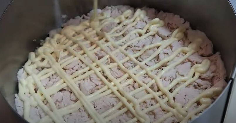 Салат «Марсель» с филе курицы, черносливом и корейской морковью