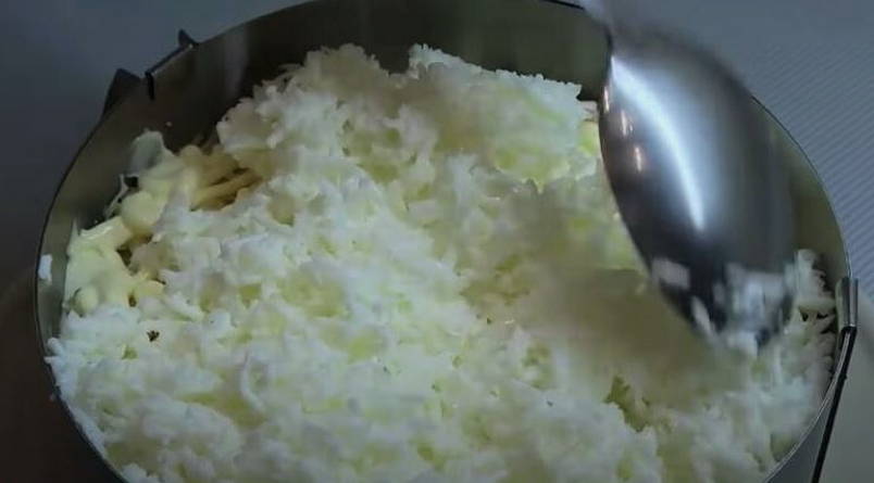 Салат «Марсель» с филе курицы, черносливом и корейской морковью