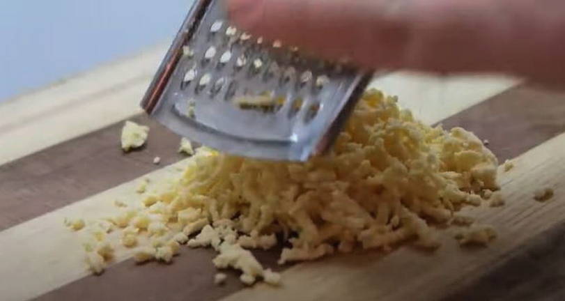 Салат «Марсель» с филе курицы, черносливом и корейской морковью