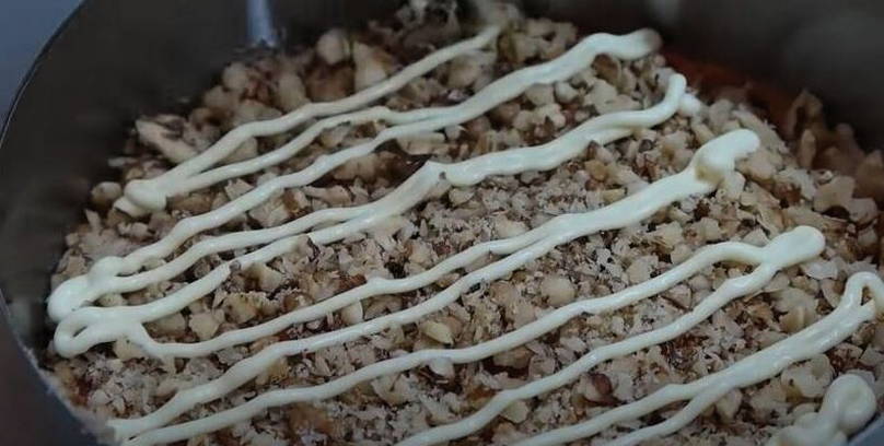 Салат «Марсель» с филе курицы, черносливом и корейской морковью