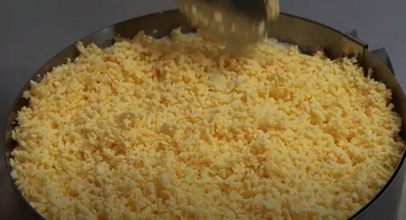Салат «Марсель» с филе курицы, черносливом и корейской морковью