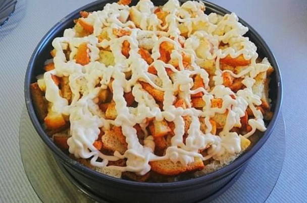 Салат «Маковка» с сухариками, куриной грудкой и помидорами