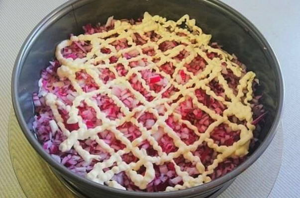 Салат «Маковка» с сухариками, куриной грудкой и помидорами