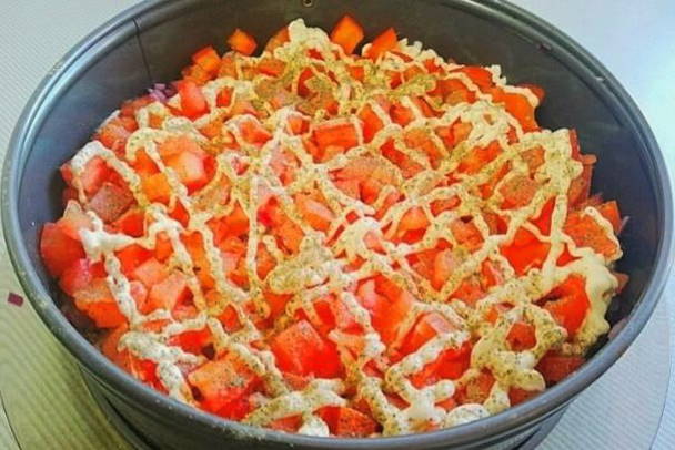 Салат «Маковка» с сухариками, куриной грудкой и помидорами