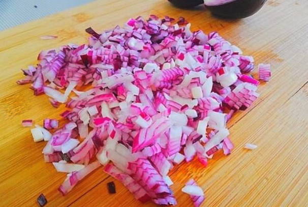 Салат «Маковка» с сухариками, куриной грудкой и помидорами