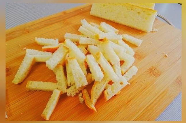 Салат «Маковка» с сухариками, куриной грудкой и помидорами