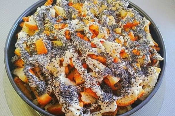 Салат «Маковка» с сухариками, куриной грудкой и помидорами