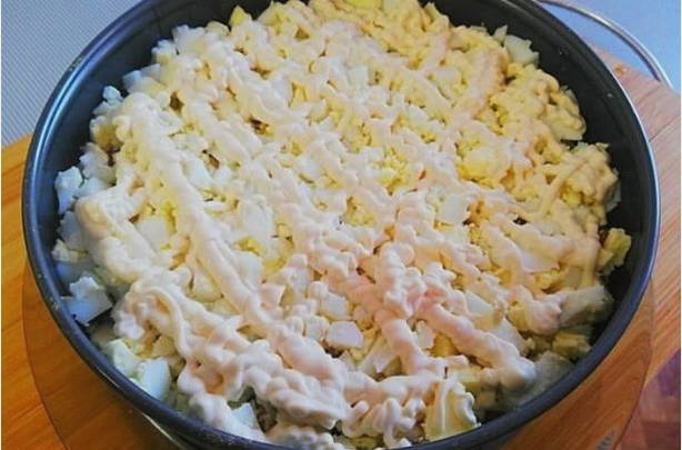 Салат «Маковка» с сухариками, куриной грудкой и помидорами