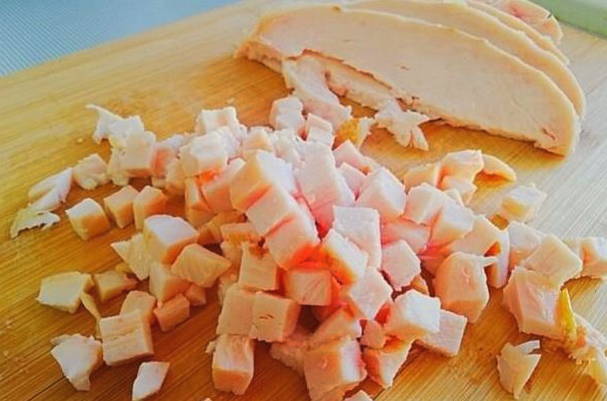 Салат «Маковка» с сухариками, куриной грудкой и помидорами