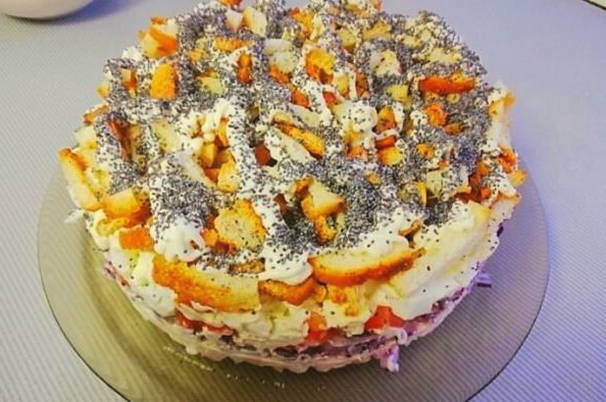 Салат «Маковка» с сухариками, куриной грудкой и помидорами