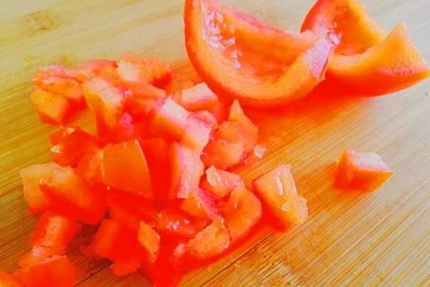 Салат «Маковка» с сухариками, куриной грудкой и помидорами