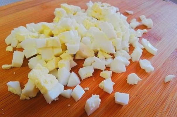 Салат «Маковка» с сухариками, куриной грудкой и помидорами