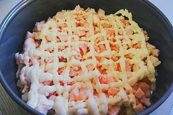 Салат «Маковка» с сухариками, куриной грудкой и помидорами