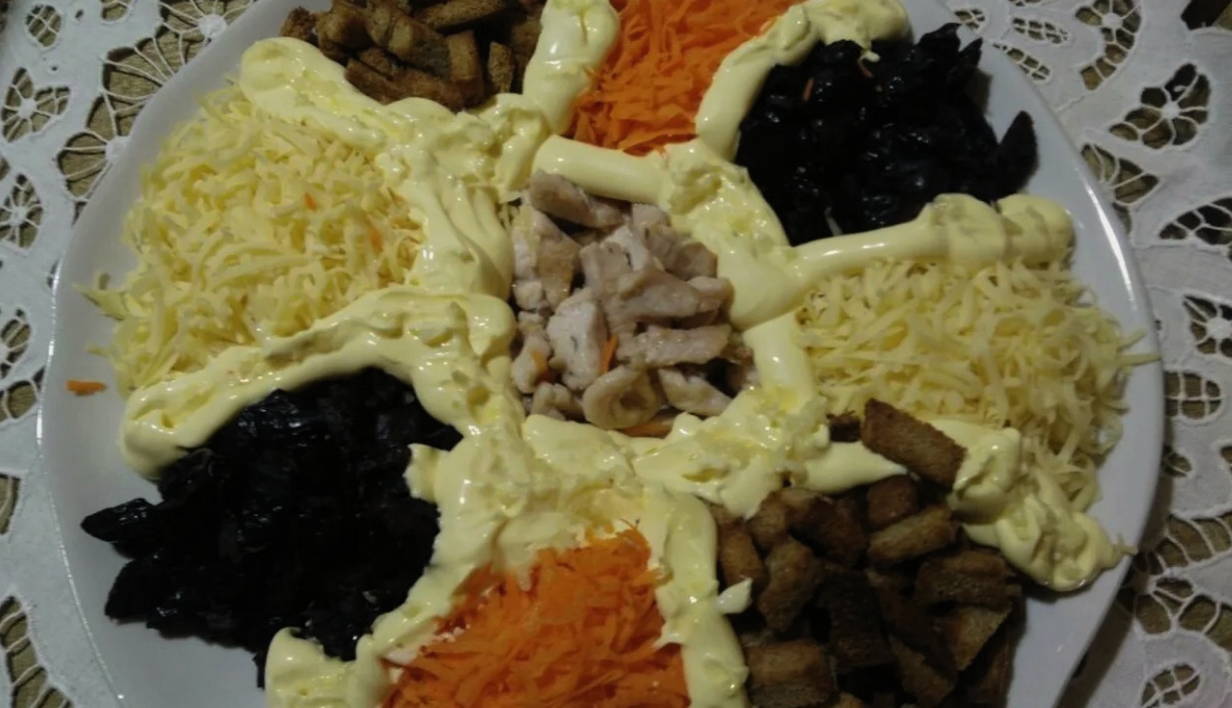 Салат "Русские горки" с черносливом