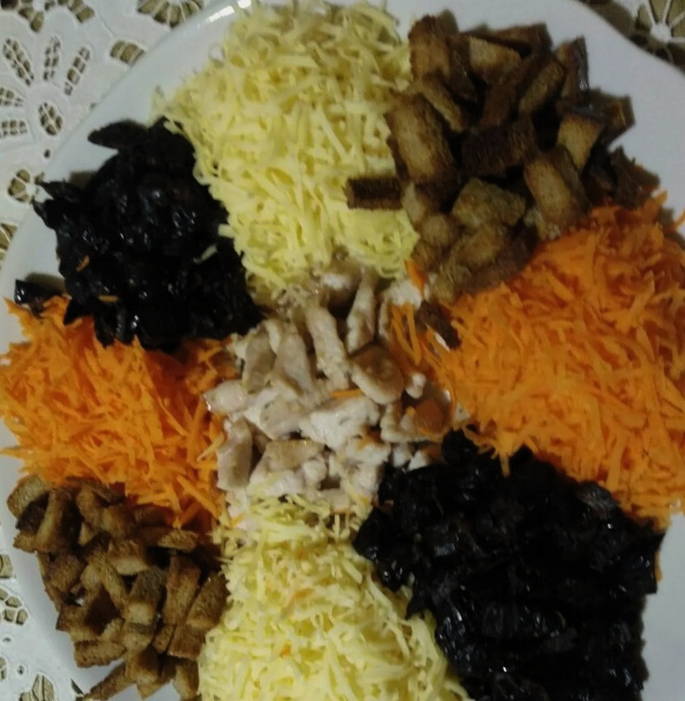 Салат "Русские горки" с черносливом