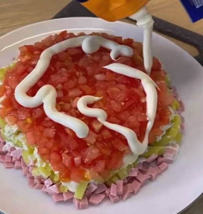 Салат «Ромашка» с чипсами и колбасой