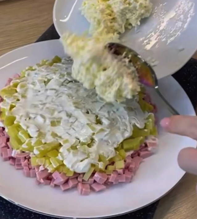 Салат «Ромашка» с чипсами и колбасой