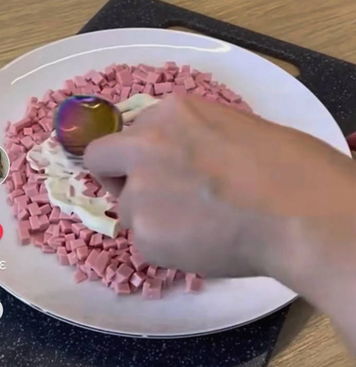 Салат «Ромашка» с чипсами и колбасой