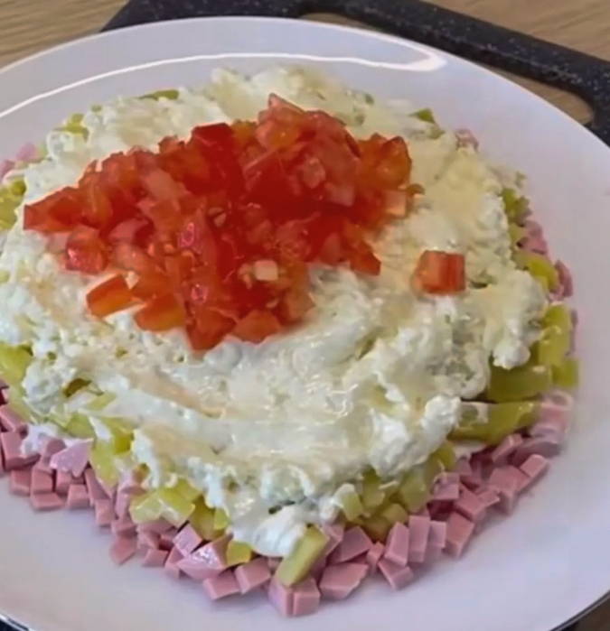 Салат «Ромашка» с чипсами и колбасой