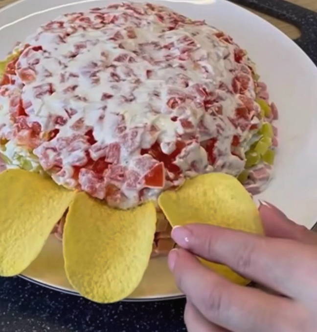 Салат «Ромашка» с чипсами и колбасой