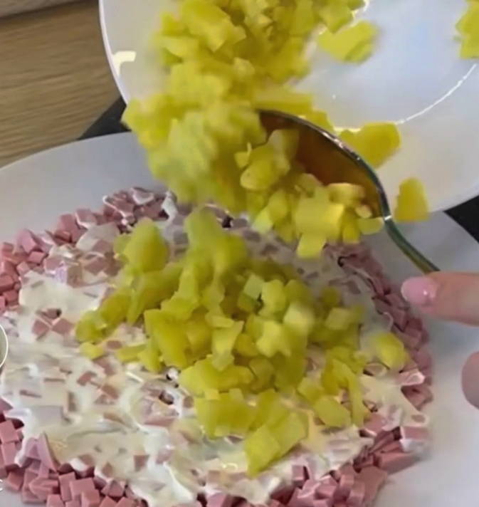 Салат «Ромашка» с чипсами и колбасой