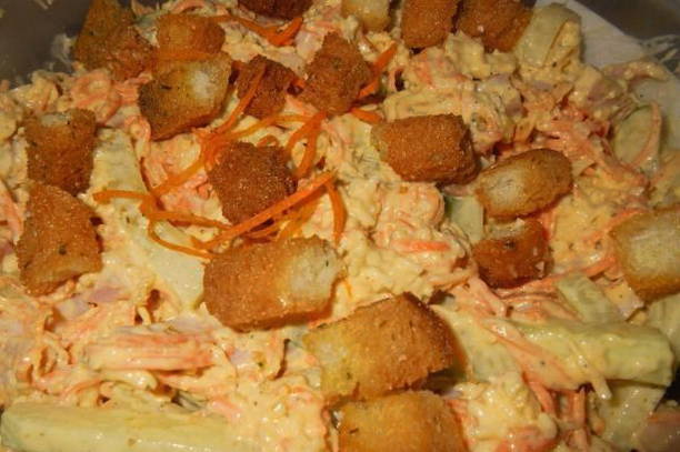 Салат с ветчиной, корейской морковью и сухариками