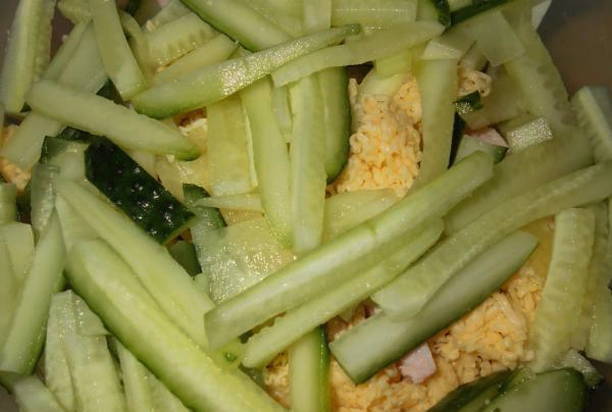 Салат с ветчиной, корейской морковью и сухариками