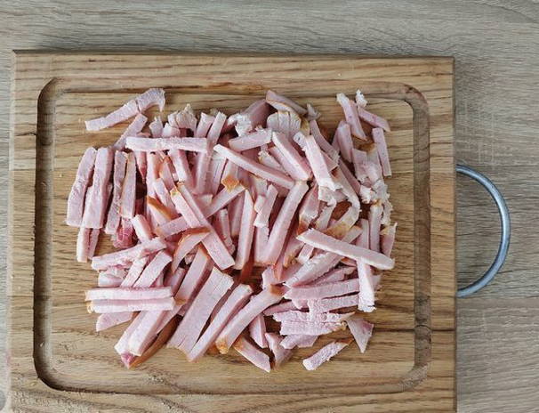 Салат с ветчиной, корейской морковью и сухариками