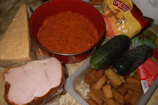 Салат с ветчиной, корейской морковью и сухариками