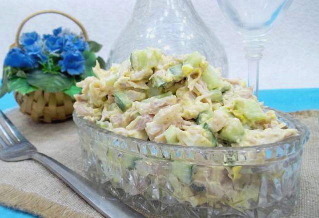 Салат с вареной курицей, огурцом и яйцом