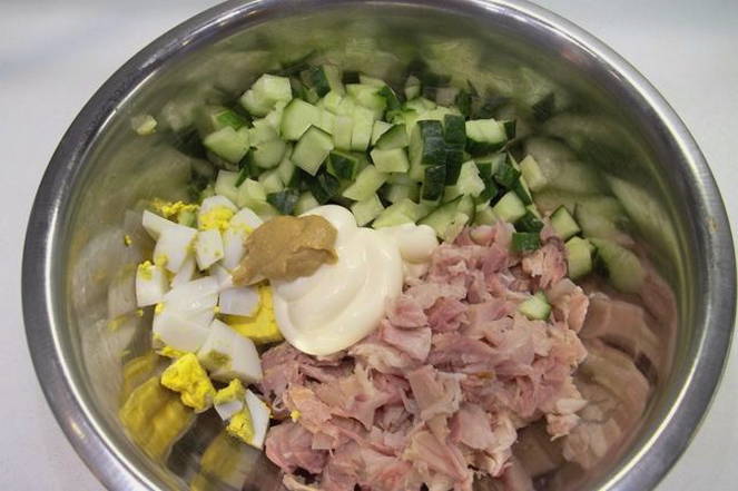 Салат с вареной курицей, огурцом и яйцом