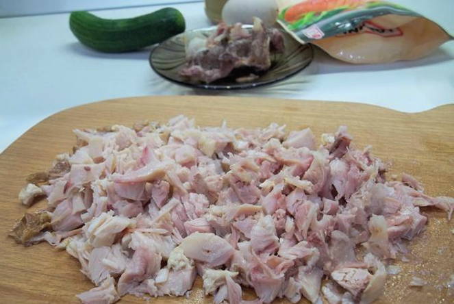 Салат с вареной курицей, огурцом и яйцом