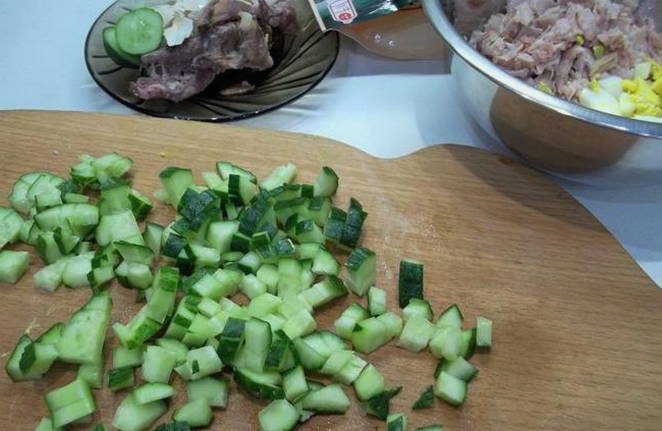 Салат с вареной курицей, огурцом и яйцом
