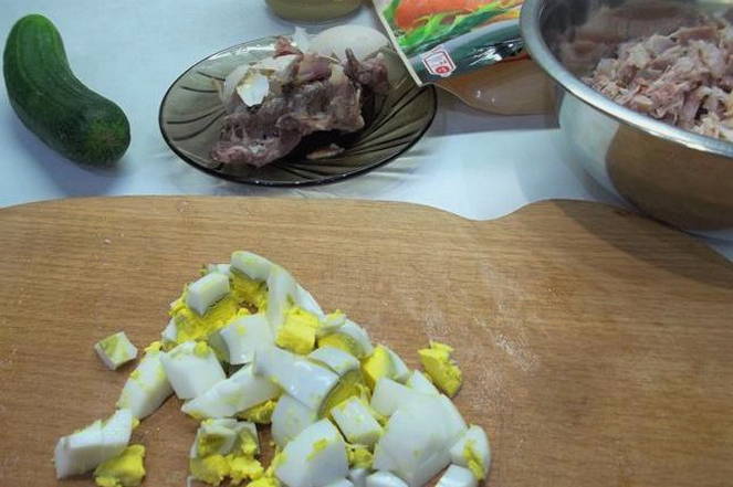 Салат с вареной курицей, огурцом и яйцом