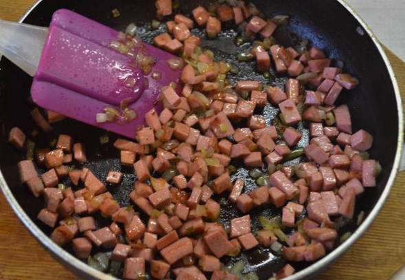 Салат с вареной колбасой и сухариками