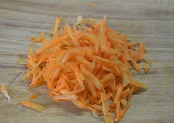 Салат с вареной колбасой и сухариками