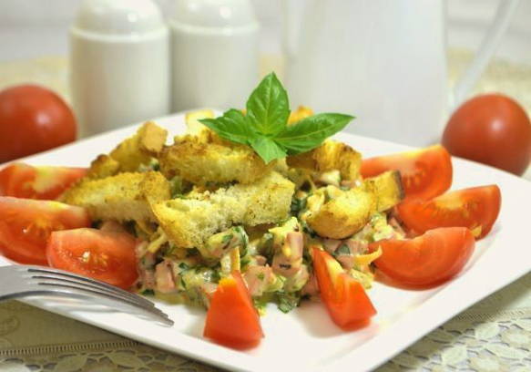 Салат с вареной колбасой и сухариками