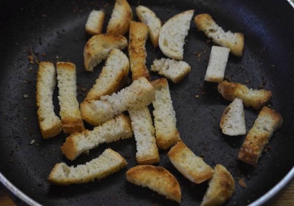 Салат с вареной колбасой и сухариками