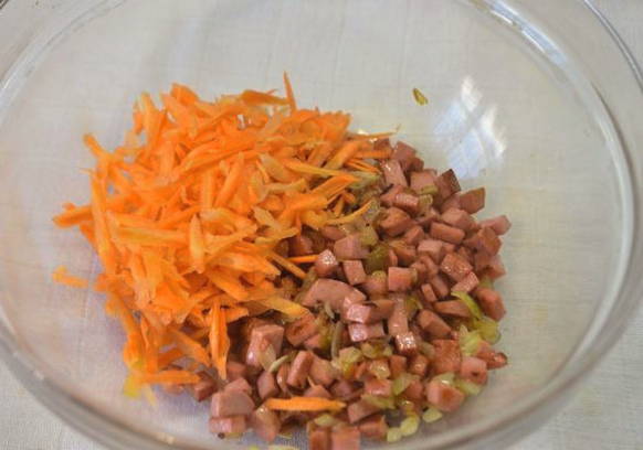 Салат с вареной колбасой и сухариками